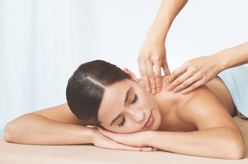 Bấm huyệt Đại Chùy hỗ trợ giảm đau, thư giãn cơ vùng cổ, vai, gáy
