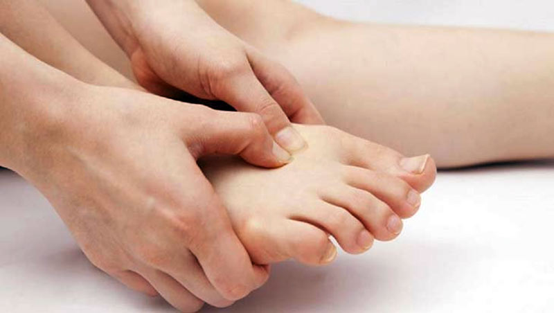 Huyệt Bát Phong giúp giảm nhanh tình trạng tê bì, đau nhức bàn chân