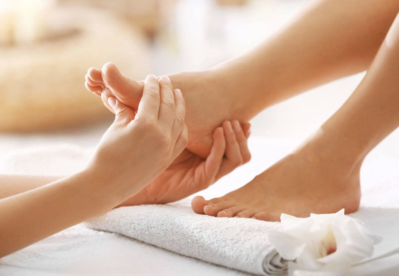Bấm huyệt Bát Phong một cách nhẹ nhàng, dùng lực vừa phải