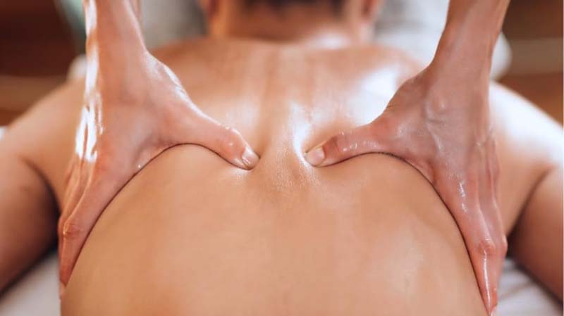 Thực hiện bấm huyệt Âm Dương với lực vừa phải sau đó tăng dần