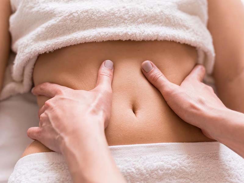 Bấm huyệt Đại Hách với lực vừa phải, tăng dần khi đã quen
