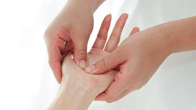 Huyệt Lao Cung được ứng dụng trong bấm huyệt