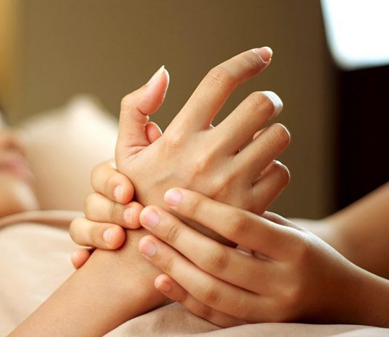 Theo dõi sức khỏe trong và sau khi thực hiện châm cứu, bấm huyệt Lao Cung