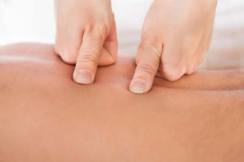Luôn tuân thủ các nguyên tắc khi bấm huyệt Đại Trường Du