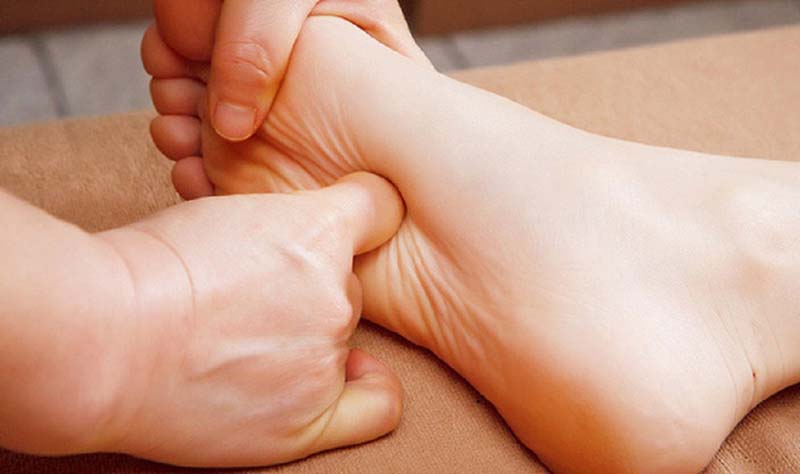 Ấn huyệt Dũng Tuyền khơi thông khí huyết
