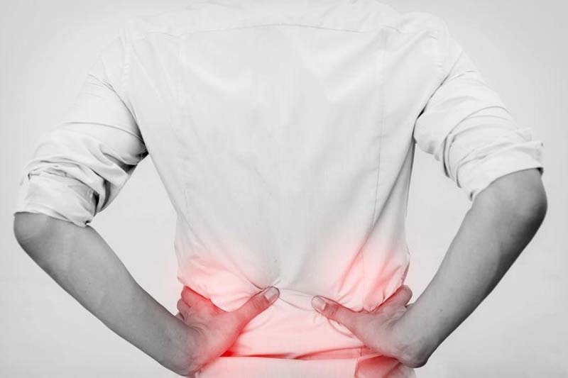 Đau thắt lưng dưới với các cơn đau âm ỉ, đôi khi đau nhói
