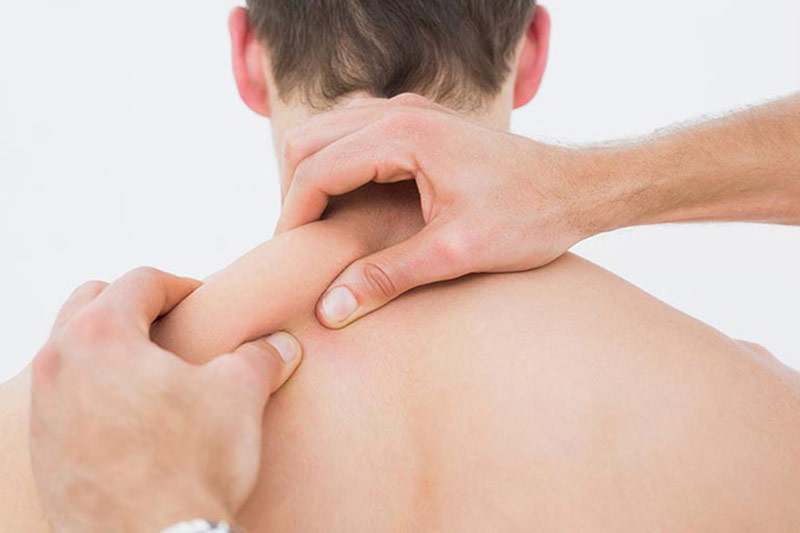 Ấn huyệt có thể làm giảm cơn đau mỏi vai gáy nhanh chóng
