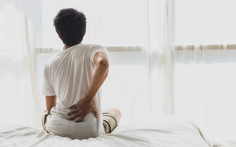 Đau lưng bên phải cảnh báo nhiều bệnh lý nghiêm trọng