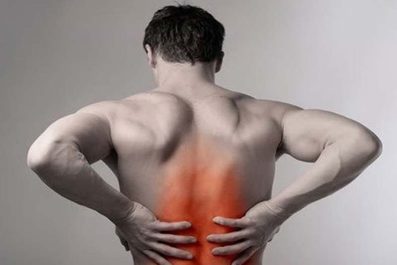 Các vị trí đau sau lưng giữa có thể xuyên lên trước ngực hoặc lan xuống tay chân