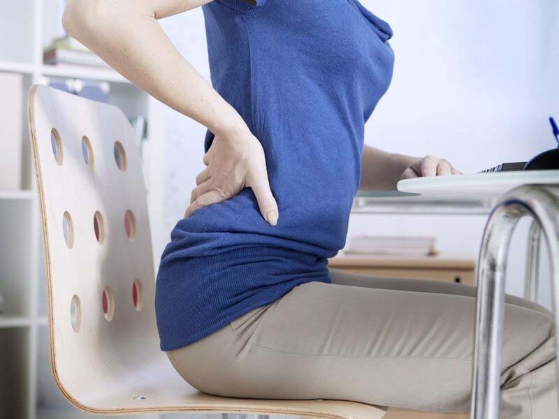 Đau lưng dưới nhẹ với các cơn đau âm ỉ, nhức mỏi
