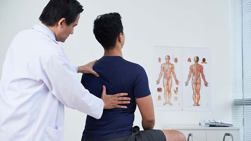 Thực hiện vật lý trị liệu để giảm đau lưng nhanh chóng