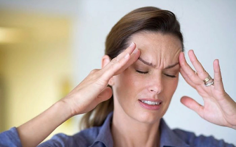 Cải thiện tình trạng đau đầu, căng thẳng bằng cách bấm Nội Đình huyệt