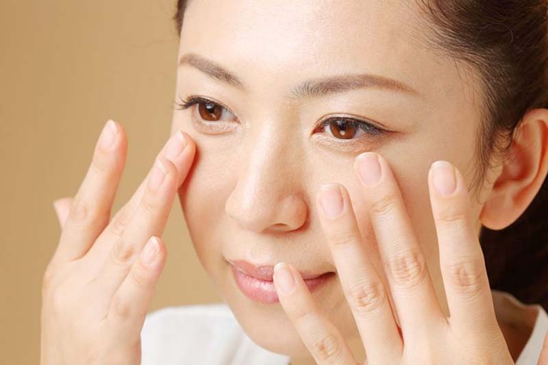 Tác động lên Ngư Yêu huyệt mỗi ngày để có làn da sáng mịn