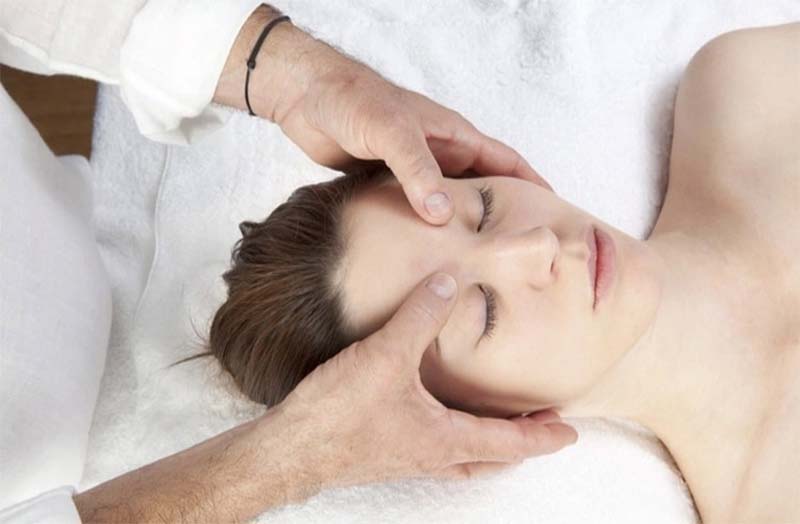 Bấm huyệt Ngư Yêu với lực vừa phải