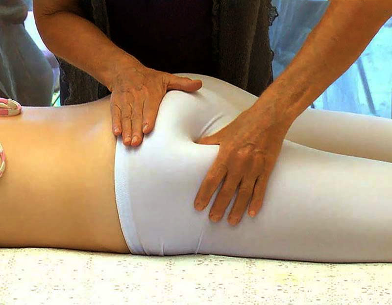 Bấm huyệt Hoàn Khiêu với lực ấn hợp lý để tránh gây đau