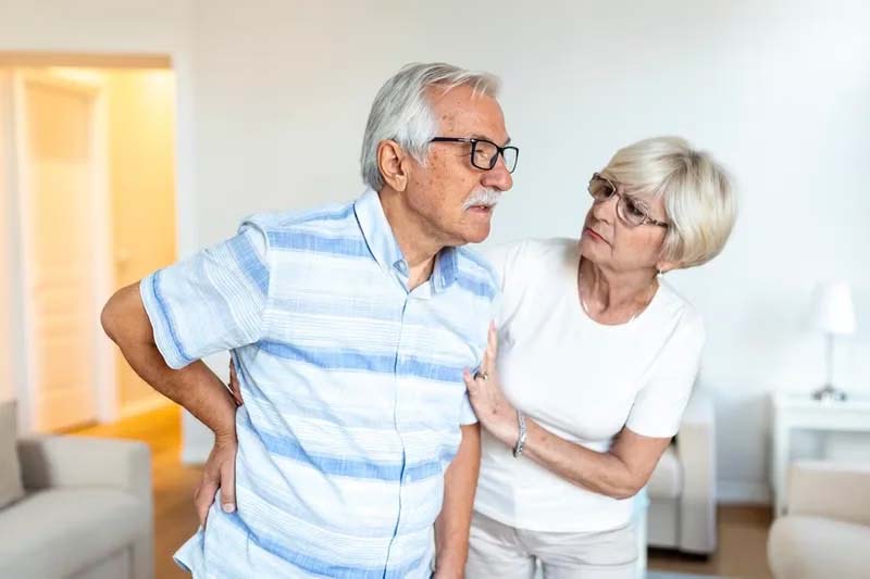 Thoái hóa viêm khớp xương gây ra tình trạng đau lưng ở người già