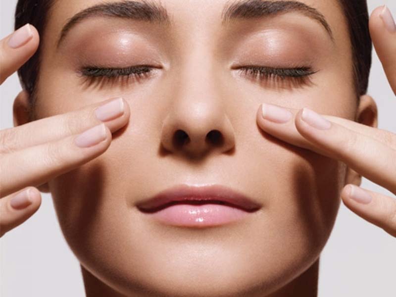 Xác định vị trí Thừa Khấp huyệt trước khi thực hiện bấm huyệt