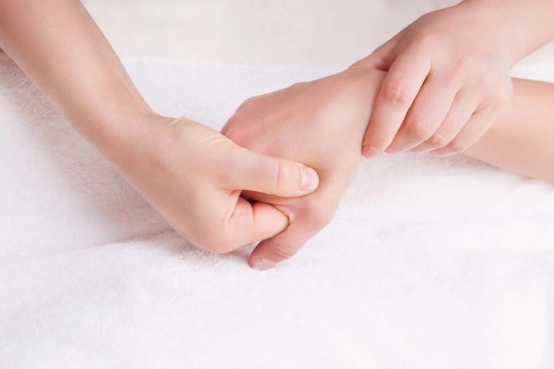 Bấm huyệt bàn tay Dương Khê giảm đau nhanh chóng