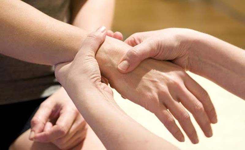 Bấm huyệt Dương Trì giúp giảm đau, giảm căng thẳng