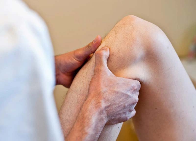 Bấm huyệt Độc Tỵ khai thác tối đa công dụng huyệt
