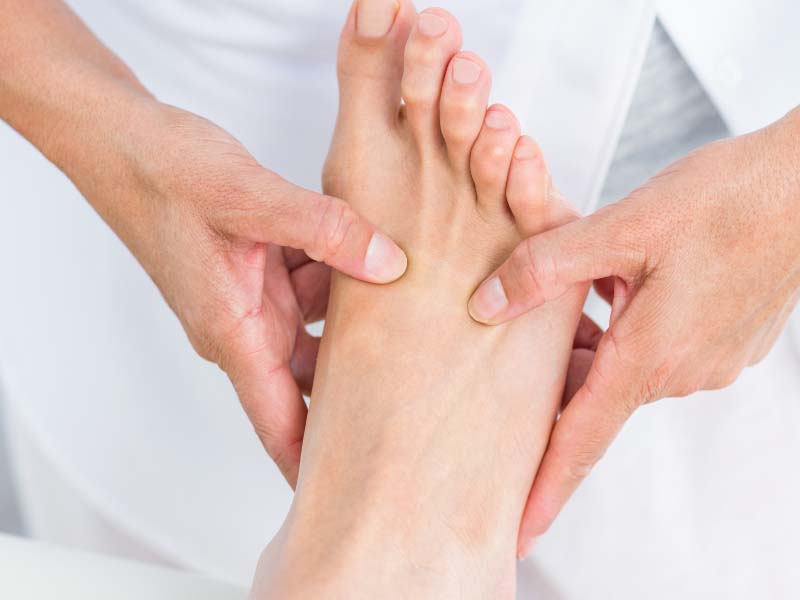Bấm huyệt Đại Đô kết hợp massage bàn chân tăng hiệu quả
