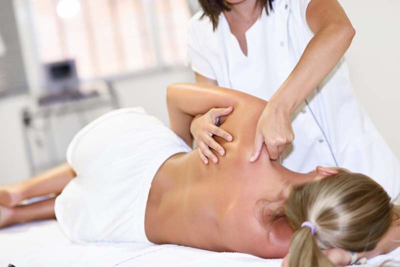 Bấm huyệt Kiên Ngung giảm đau nhanh chóng