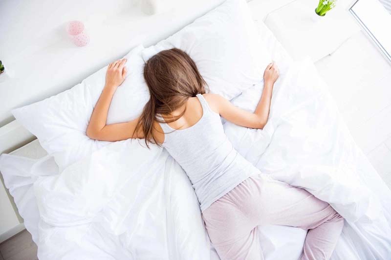 Tư thế ngủ không đúng gây ra cơn đau lưng bất ngờ khi thức dậy