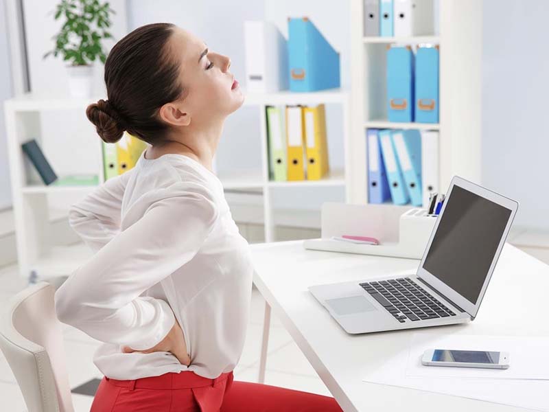 Đau lưng ở người trẻ chủ yếu do thói quen sinh hoạt và làm việc không đúng cách
