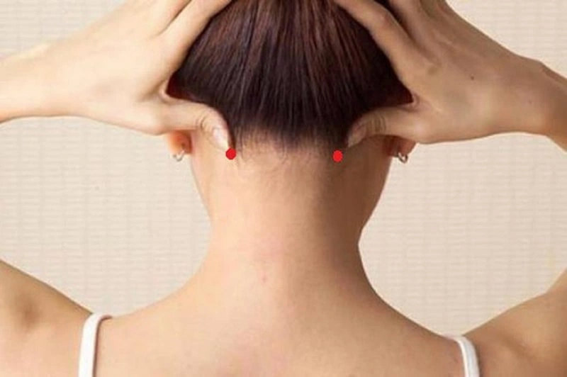 Bấm huyệt chữa ù tai Phong Trì với lực vừa phải, đều đặn