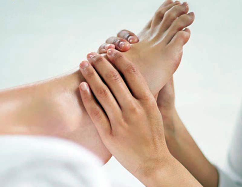 Xác định chính xác vị trí huyệt Nội Đình trước khi thực hiện các bước bấm huyệt