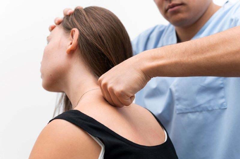 Bấm huyệt Kiên Tỉnh ngay tại nhà