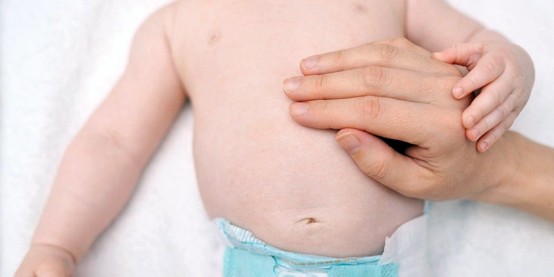 Hướng dẫn cách massage bụng cho trẻ sơ sinh bị táo bón