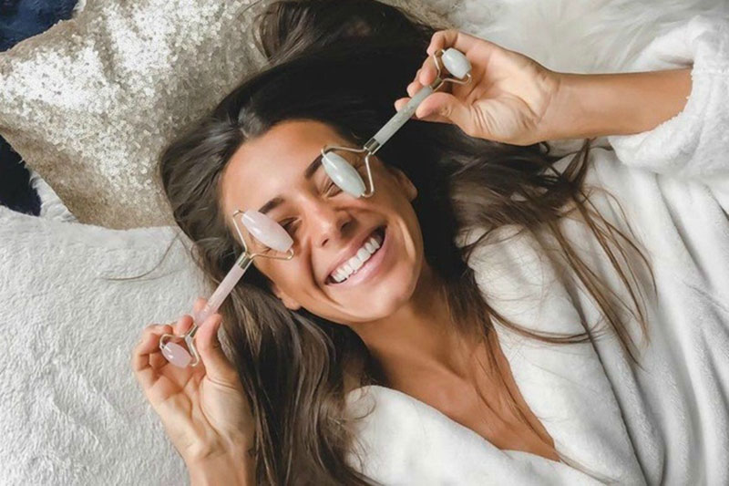 Cách sử dụng thanh lăn massage mặt làm đẹp, căng bóng da
