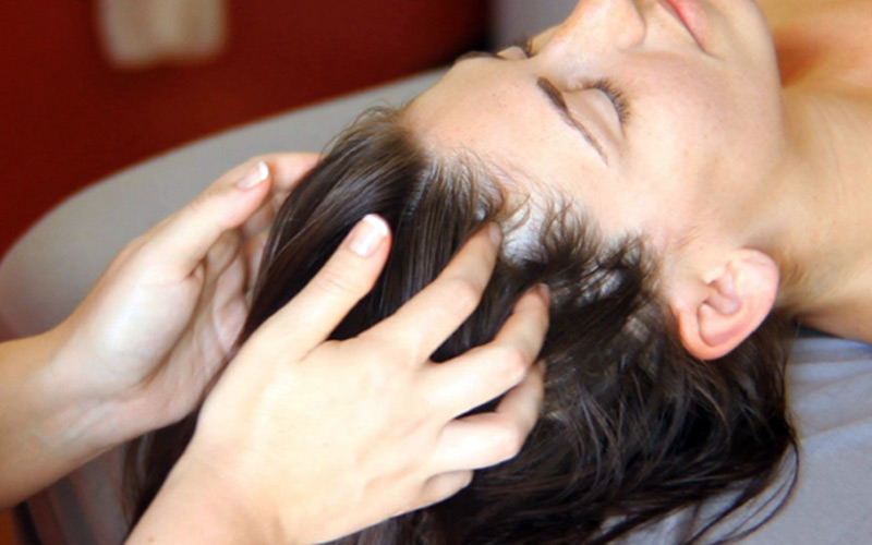 Hướng dẫn cách bấm huyệt chữa rụng tóc, kích thích mọc tóc
