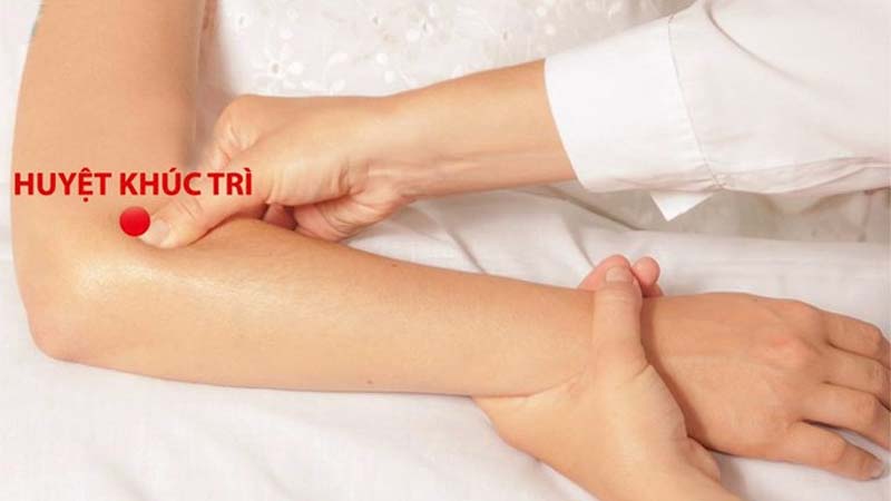 Huyệt Khúc Trì: Vị trí, tác dụng và cách châm cứu, bấm huyệt