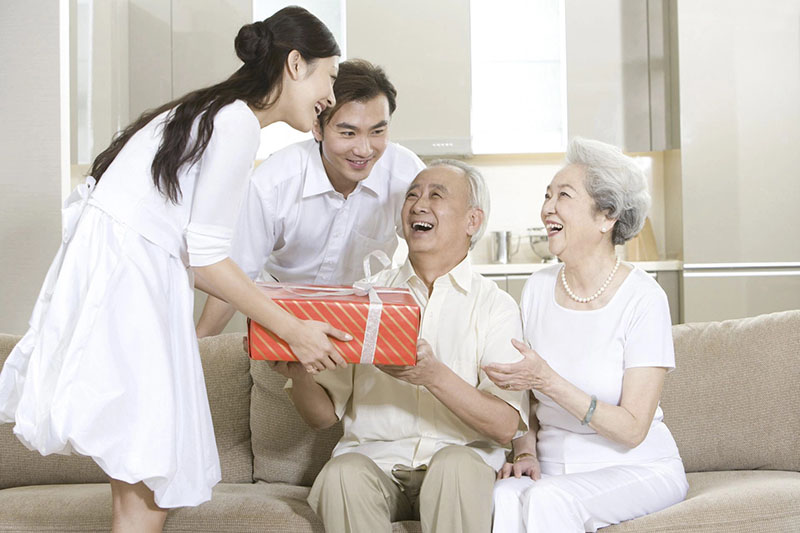 Gợi ý 10 món quà tặng sức khỏe cho bố mẹ ý nghĩa cho mọi dịp